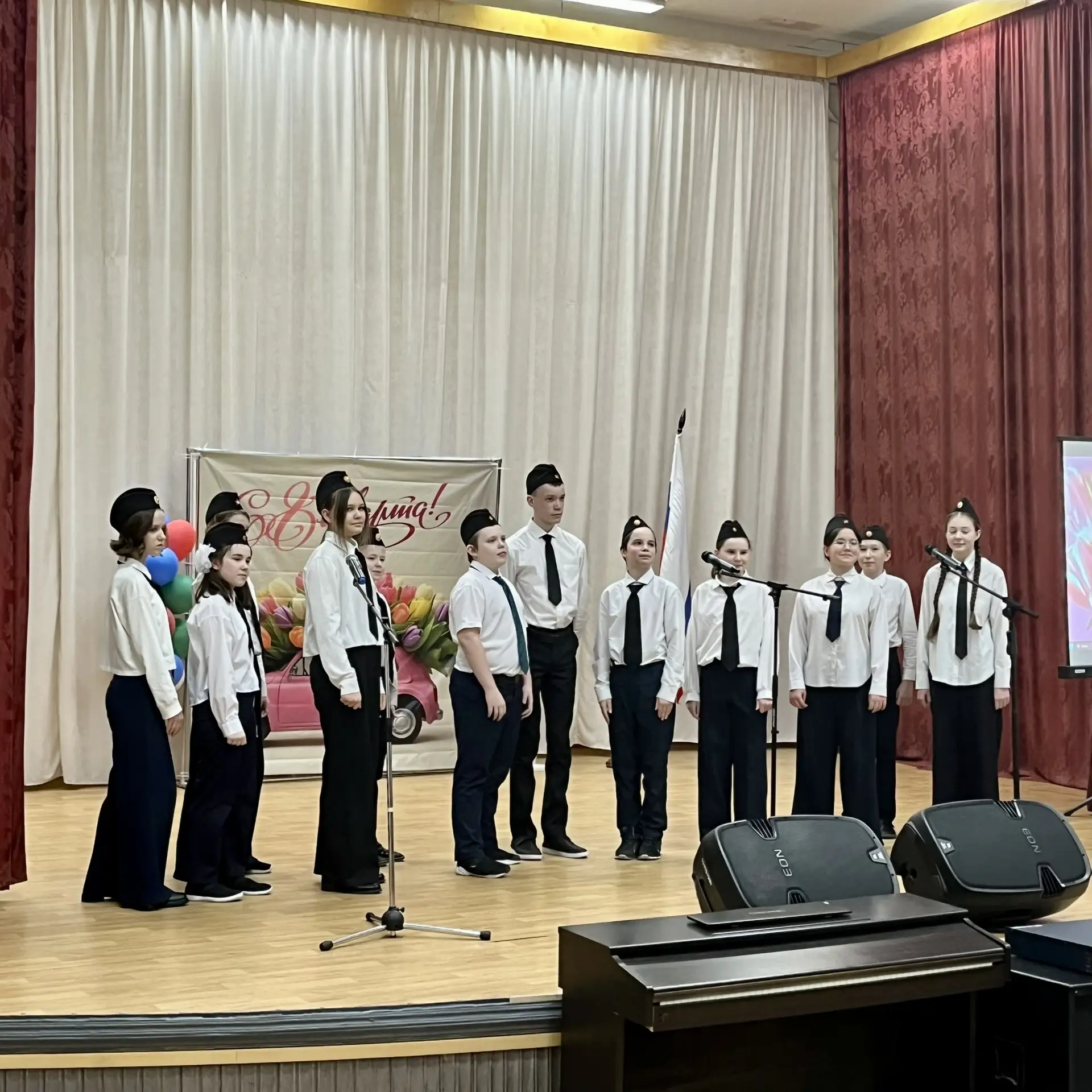 🌸💐🎶 В преддверии Международного женского дня в МАОУ «СОШ № 40» состоялся душевный праздничный концер