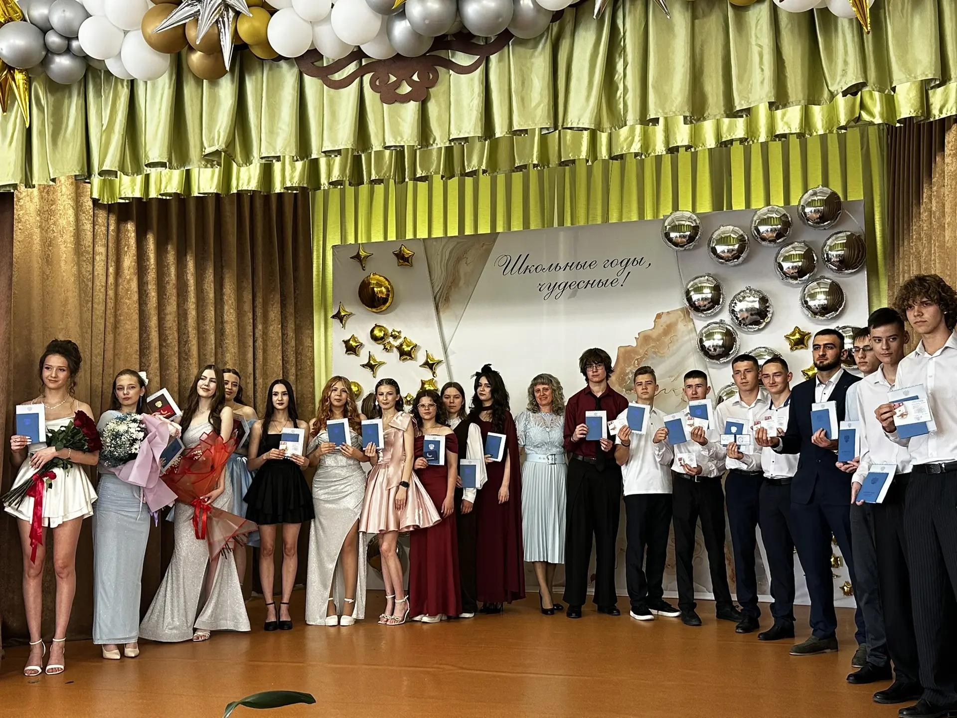 🎉🌟Вручение аттестатов: выпускники 11 класса получили путёвку во взрослую жизнь

27 июня 2026 года 