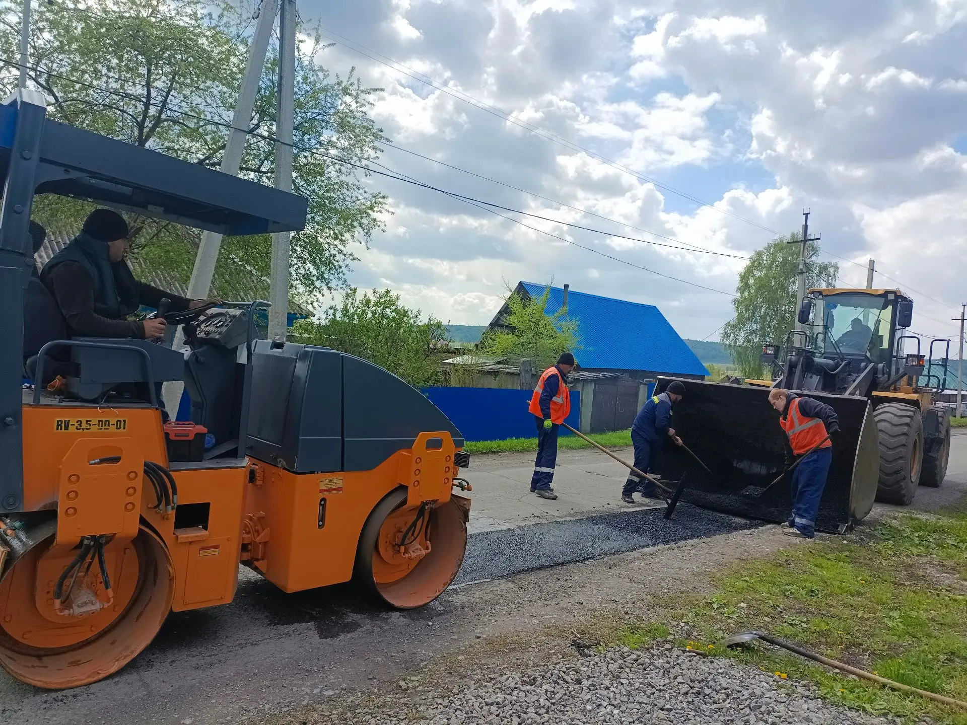 Комфортная дорога
На улице Восточной в пгт Краснобродском трудится бригада дорожников. Они устраняют