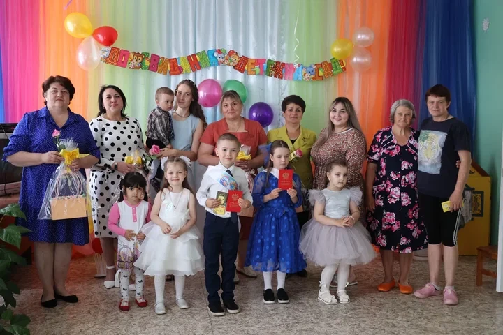 19 июня в нашем детском саду  прошел Выпускной бал для детей . 💃🕺Выпускной – это как «порог» из де