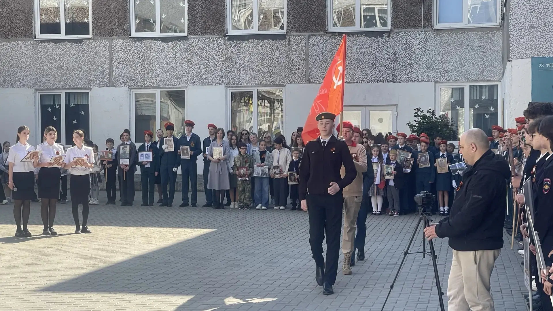 🎗️ День Победы в школе: торжественно, трогательно, памятно!  Торжественно вынесли  копию Знамени Поб