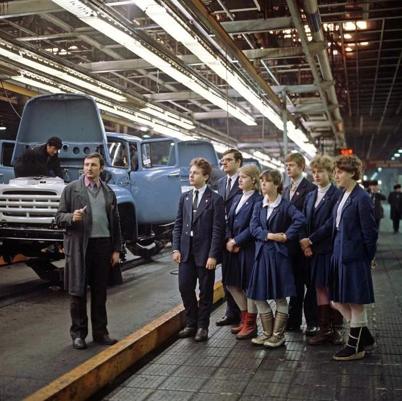 Московские школьники на экскурсии в цехе завода ЗиЛ, Москва, 1985 год.