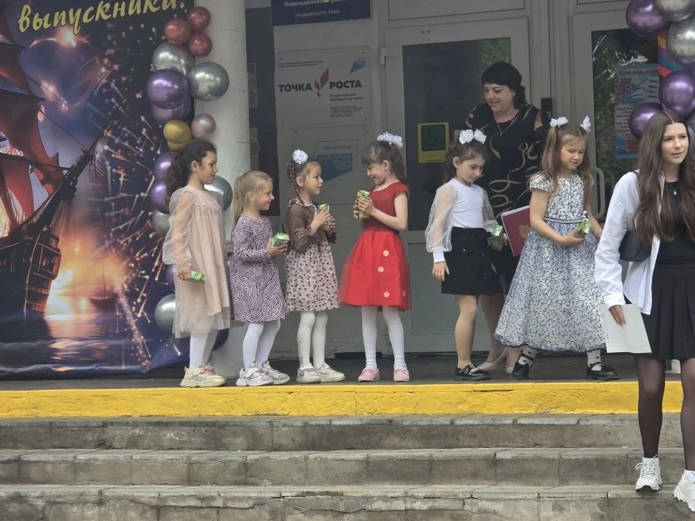 Сегодня отзвенели последние звонки по всей нашей огромной Родине. В этот особенный день...