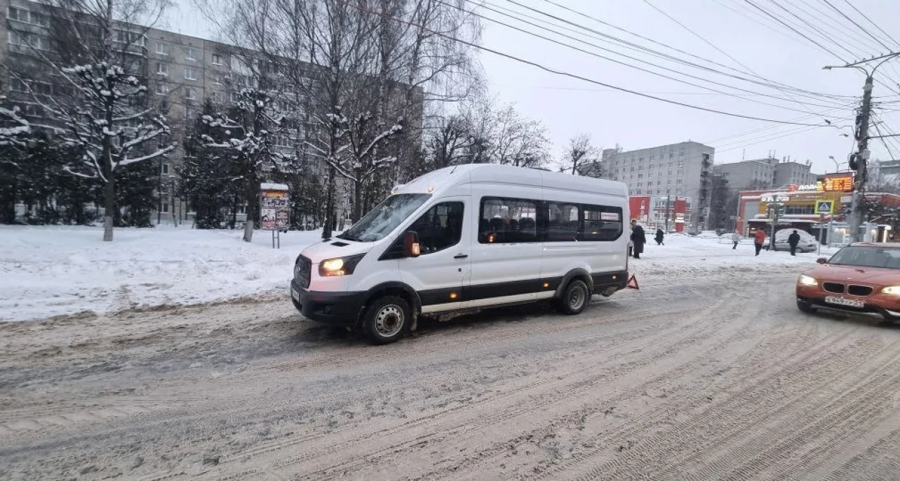 В Чебоксарах маршрутка наехала на девушку, которая случайно упала ей под колеса  Фото: УМВД России п
