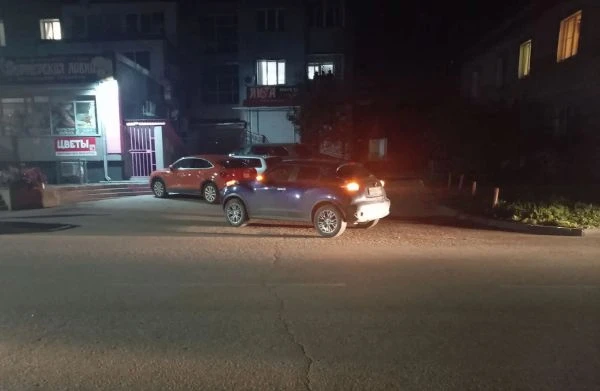 В Улан-Удэ водитель «Ниссан Жук» задним ходом сбила пенсионерку