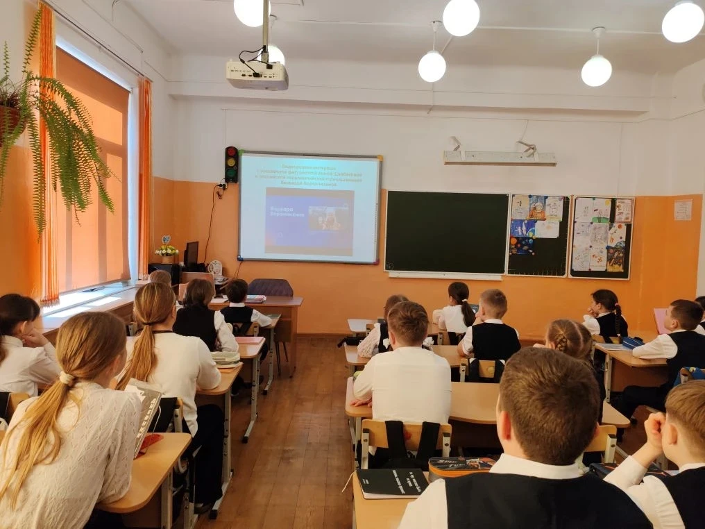 ГИМНАЗИСТЫ УЗНАЛИ, КАК СПРАВИТЬСЯ С ВОЛНЕНИЕМ🧑‍🎓   ☑️🎭 Сегодня после поднятия флага и исполнения гим