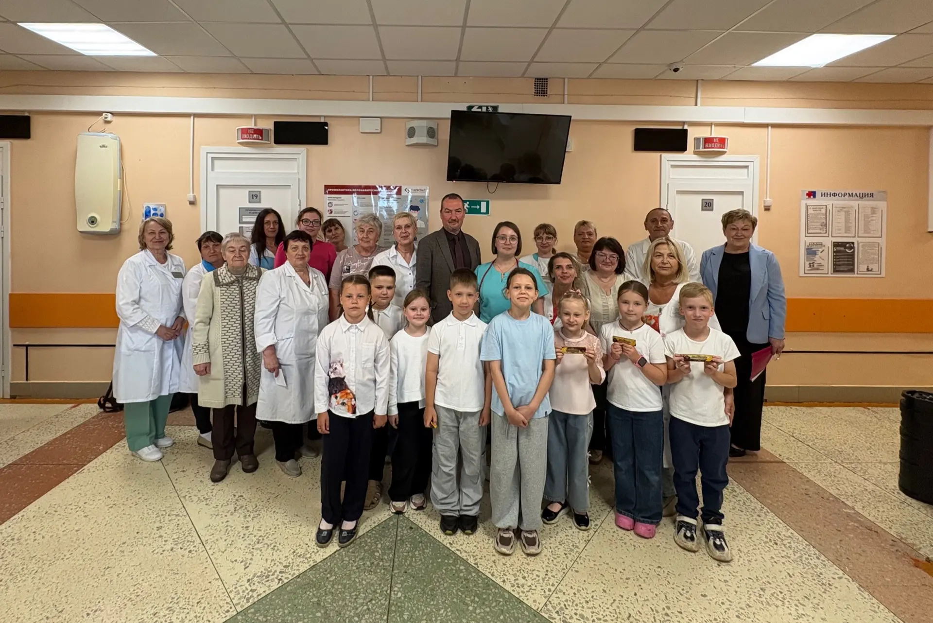🎉 Праздник для тех, кто дарит здоровье: школьники поздравили медиков! 🎉

Сегодня учащиеся школы №1