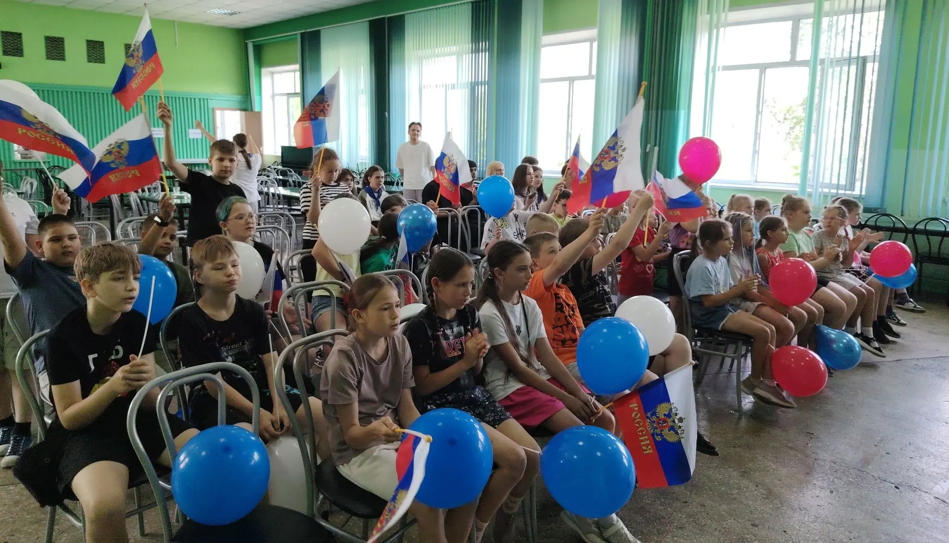 12 июня День России.Волонтёры отряда «Республика открытых сердец» организовали праздничные мероприят