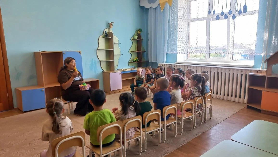 25 август "Аҡбуҙат " һәм "Аҡ сәскә "төркөмөндә Емеш-еләктәр көнө үтте. Балалар емеш-елә...