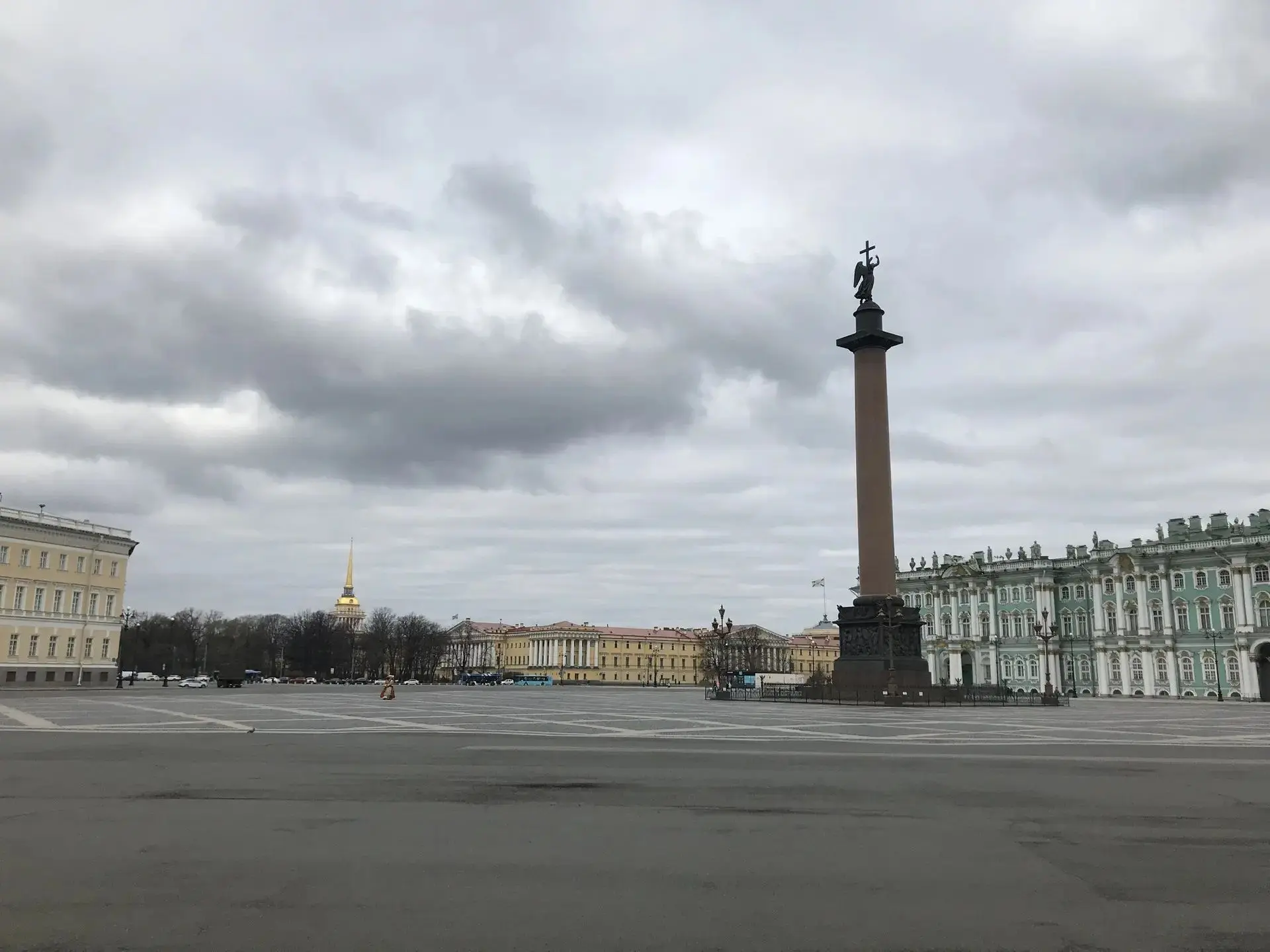 1) Интересно гулять рано утром. На улицах никого, весь великий город в твоем распоряжен...