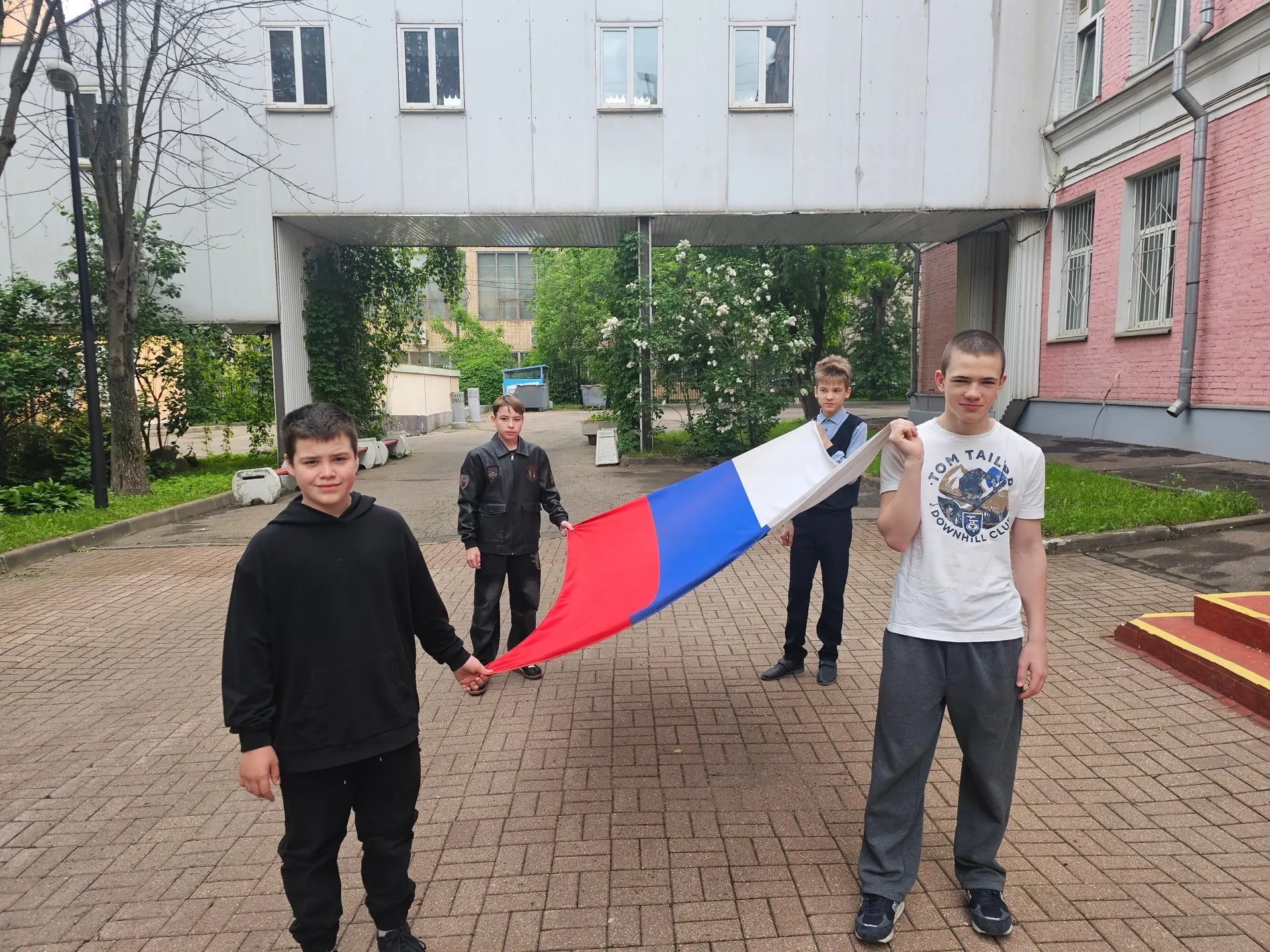 🇷🇺Каждый понедельник собирает наших учеников на торжественную церемонию поднятия флага Российской Фе