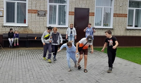 👫В Международный день дружбы специалисты досугового центра и библиотеки провели развлекательную про