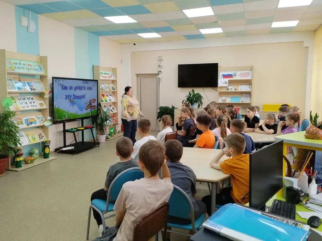 Ребята 1 и 2 отрядов посетили библиотеку. Сотрудники библиотеки  провели мероприятие, посвященное Дн