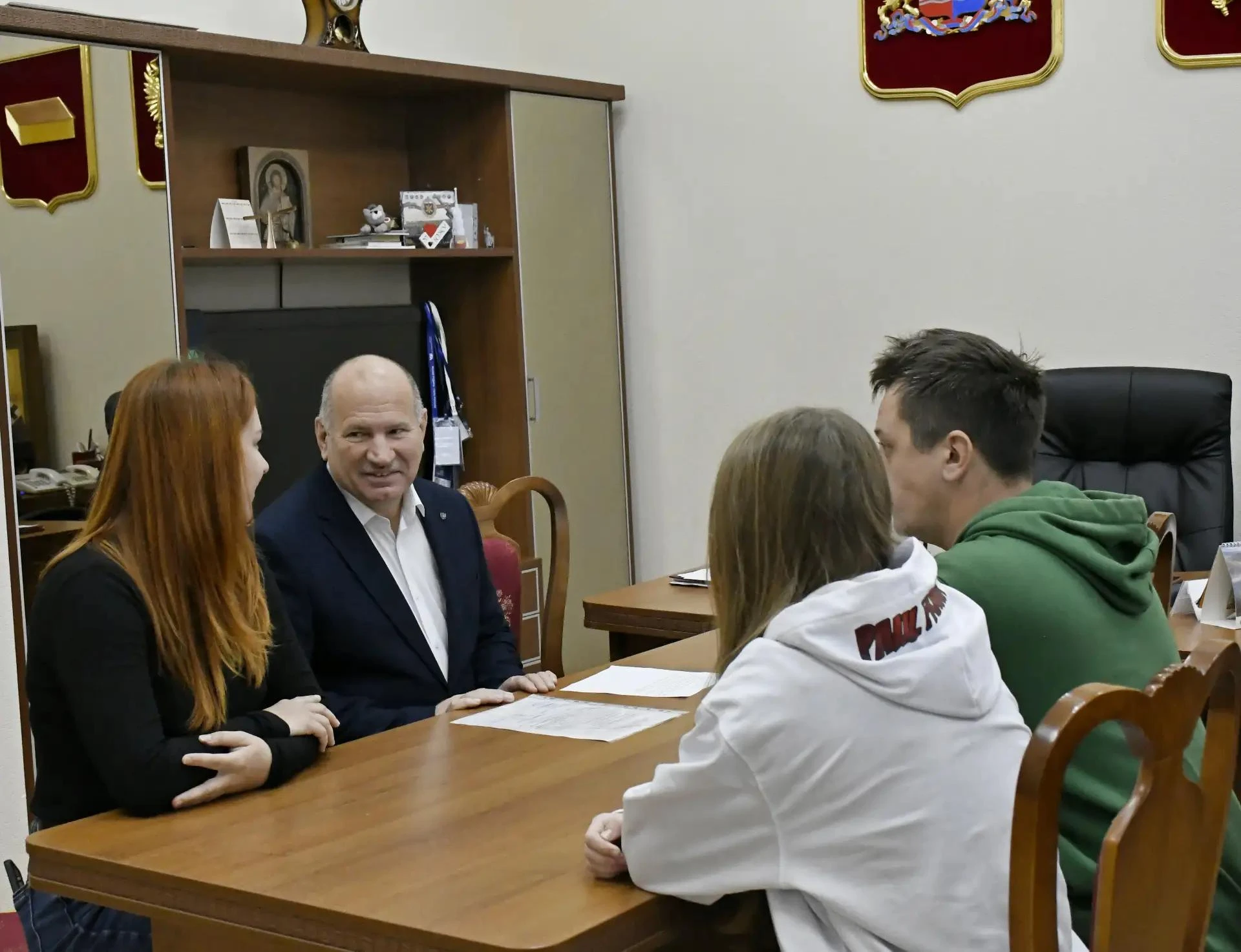 Глава Шуи вручил ещё один сертификат на покупку жилья