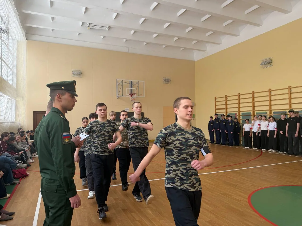 "Упал - отжался": военно-спортивный праздник прошёл в медколледже  💥 На один день студенты СОМК в Ек