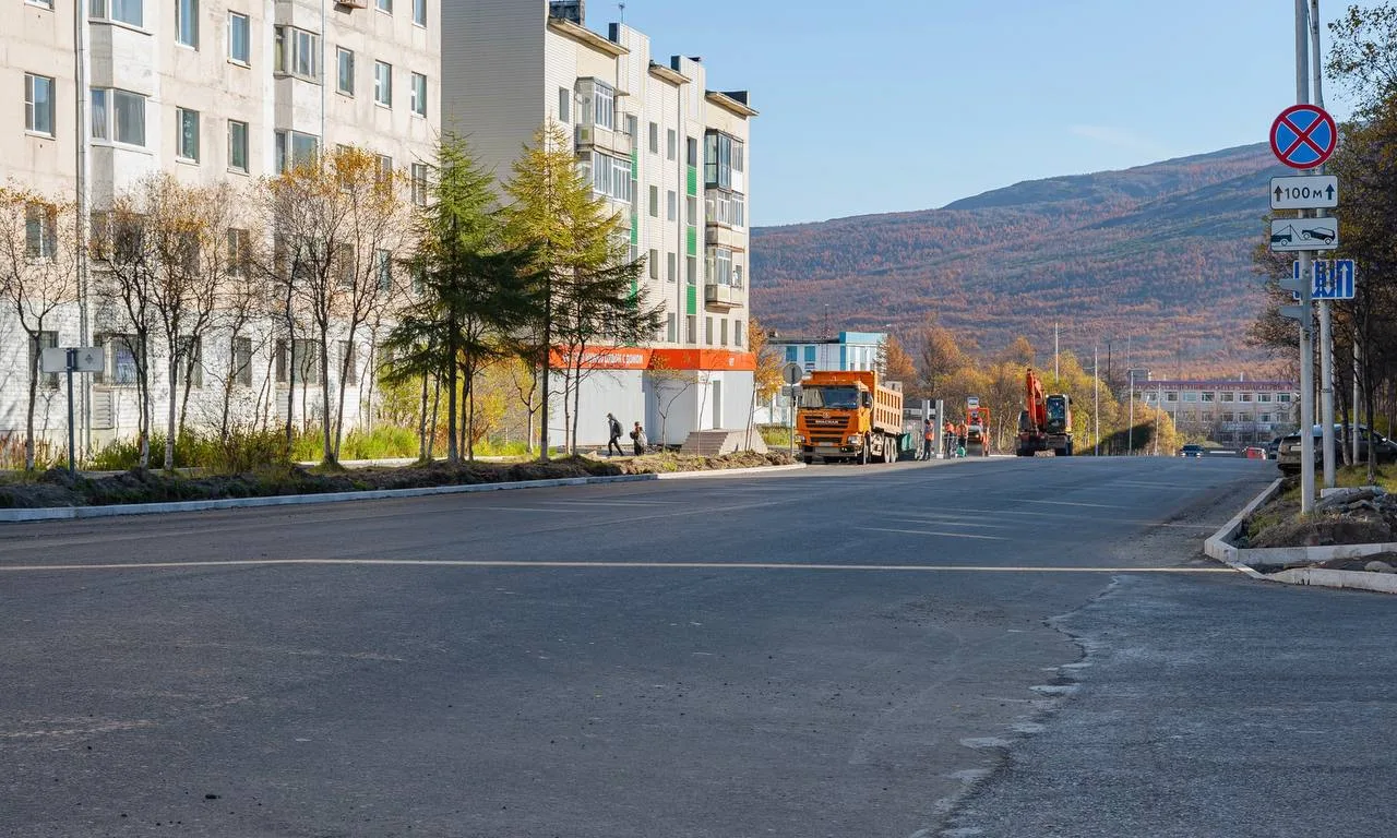 🚧 Продолжается капитальный ремонт ключевых магистралей Магадана