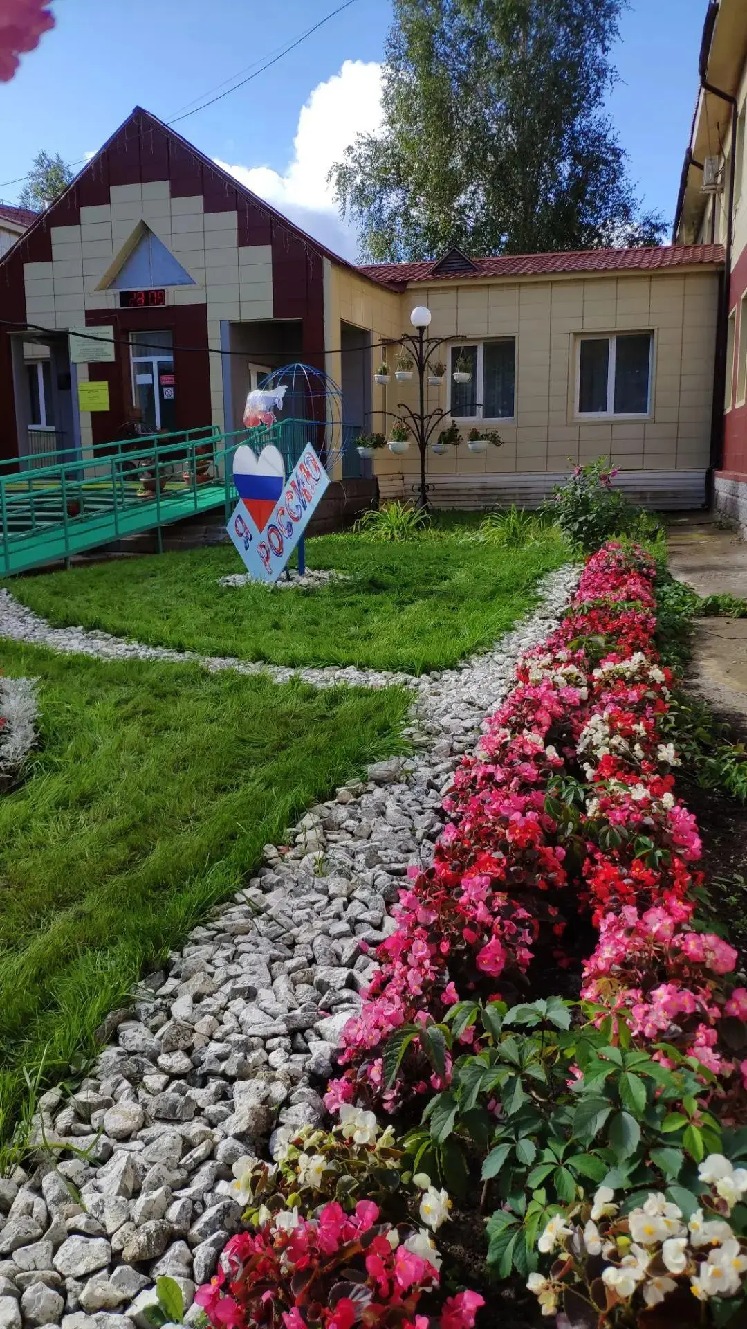 🌸 Чья клумба самая красивая? В Урае выбирают победителей «Цветочной палитры»