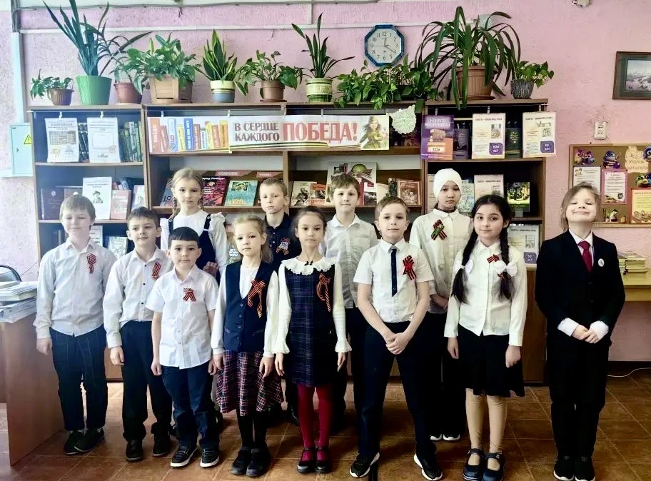 ✨Традиционный конкурс чтецов, посвященный Дню Победы состоялся в школьной библиотеке. Учащиеся 1-4 к