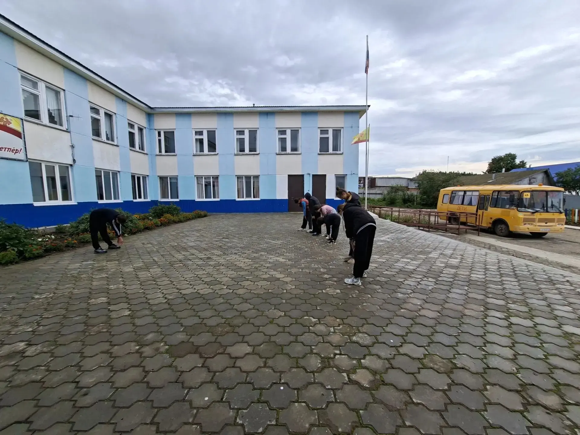 Ребята также дружно принялись за работу: пололи сорняки на клумбах, собирали яблоки в ш...