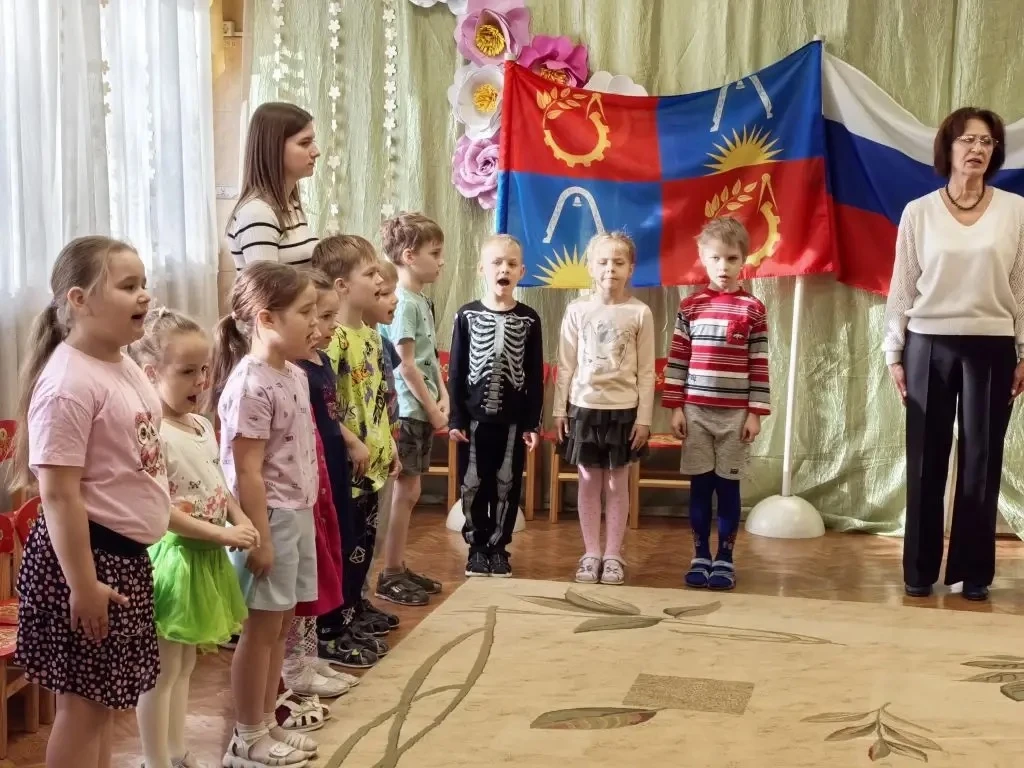 Утро понедельника подготовительные группы Дошкольного отделения 19 начали с беседы о символах госуда