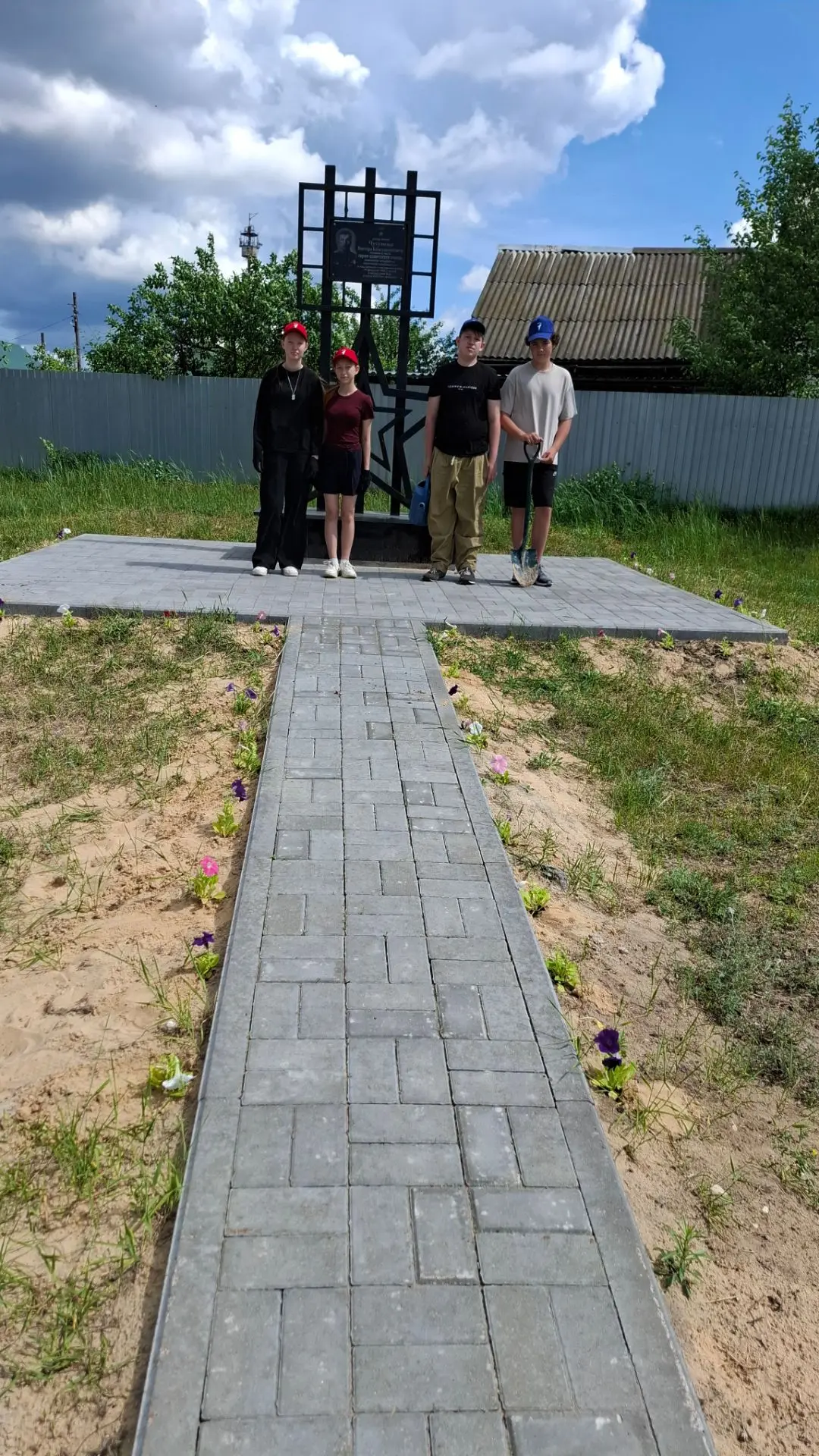 Летние каникулы — не время для отдыха, а время для памяти.

Пока кто-то греется на пляже, волонтеры 