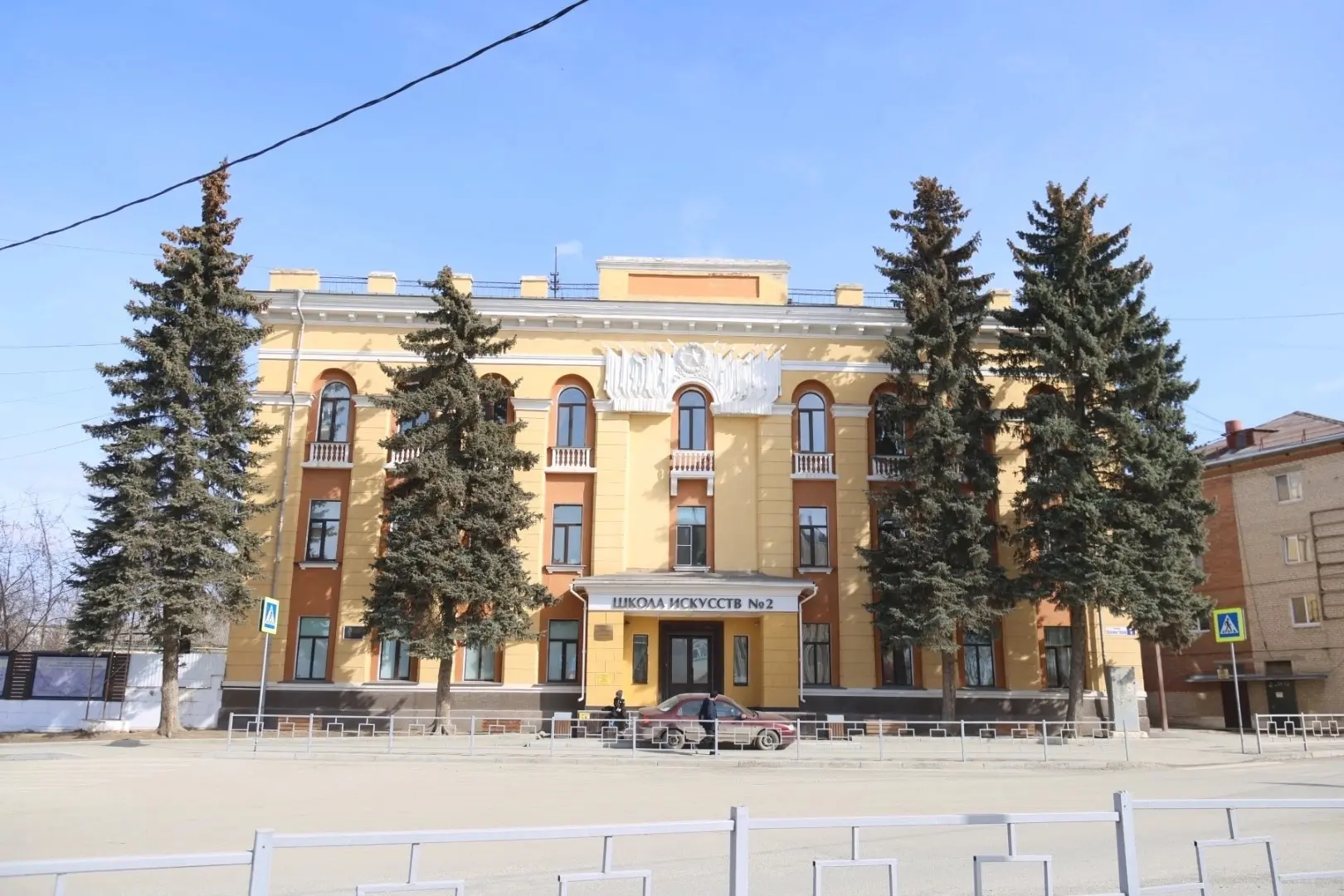У ДШИ № 2 снесут старые голубые ели