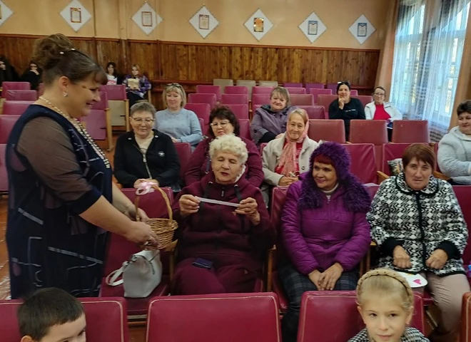 В аткарском селе отметили День пожилых людей с песнями и призами