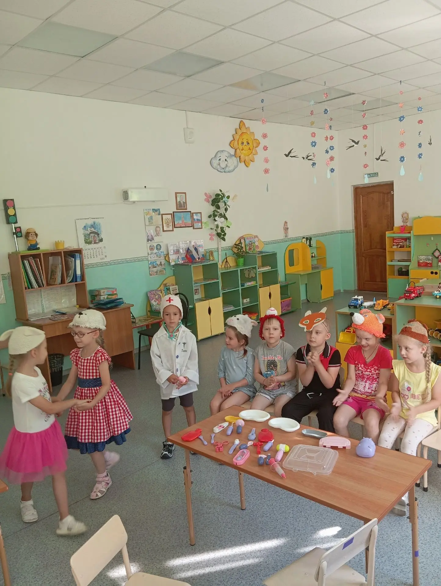 В пятницу у нас был День сказок К.И. Чуковского

Ребята играли и показывали театрализацию по сказке 