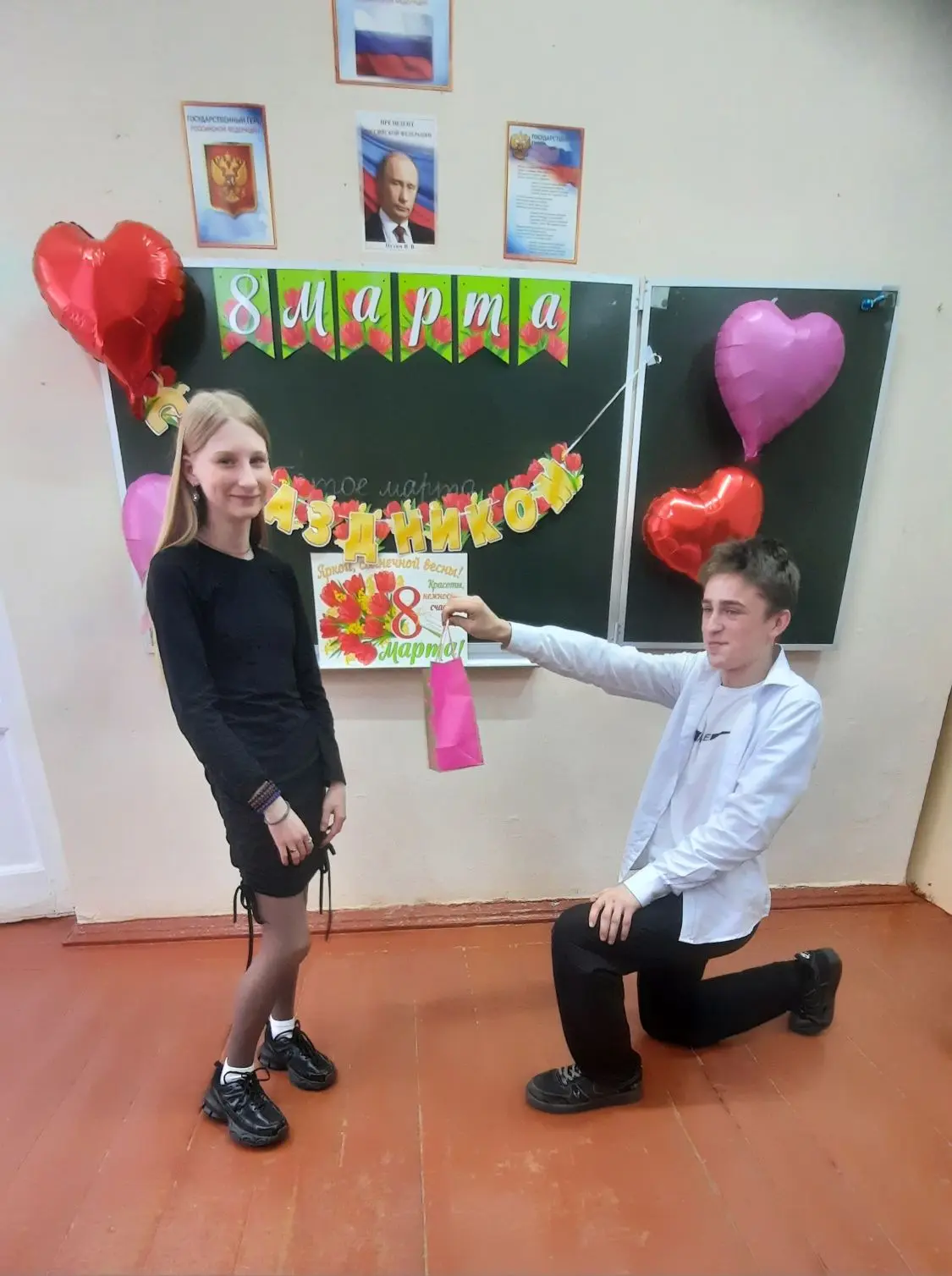 Мальчики 6 класса торжественно поздравили своих одноклассниц с 8 Марта- с Днем женствен...