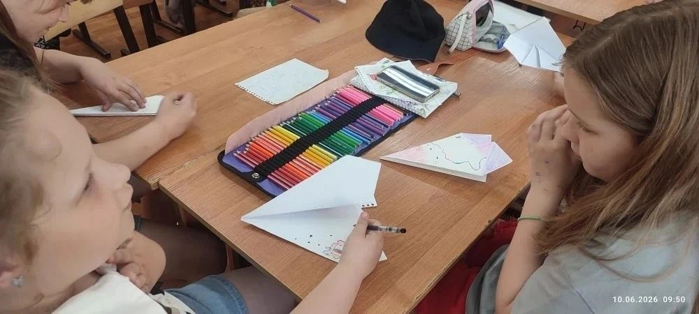 Ребята ДОЛ" Ромашка" гимназии  погрузились в историю развития авиации. Сегодня работало детское конс