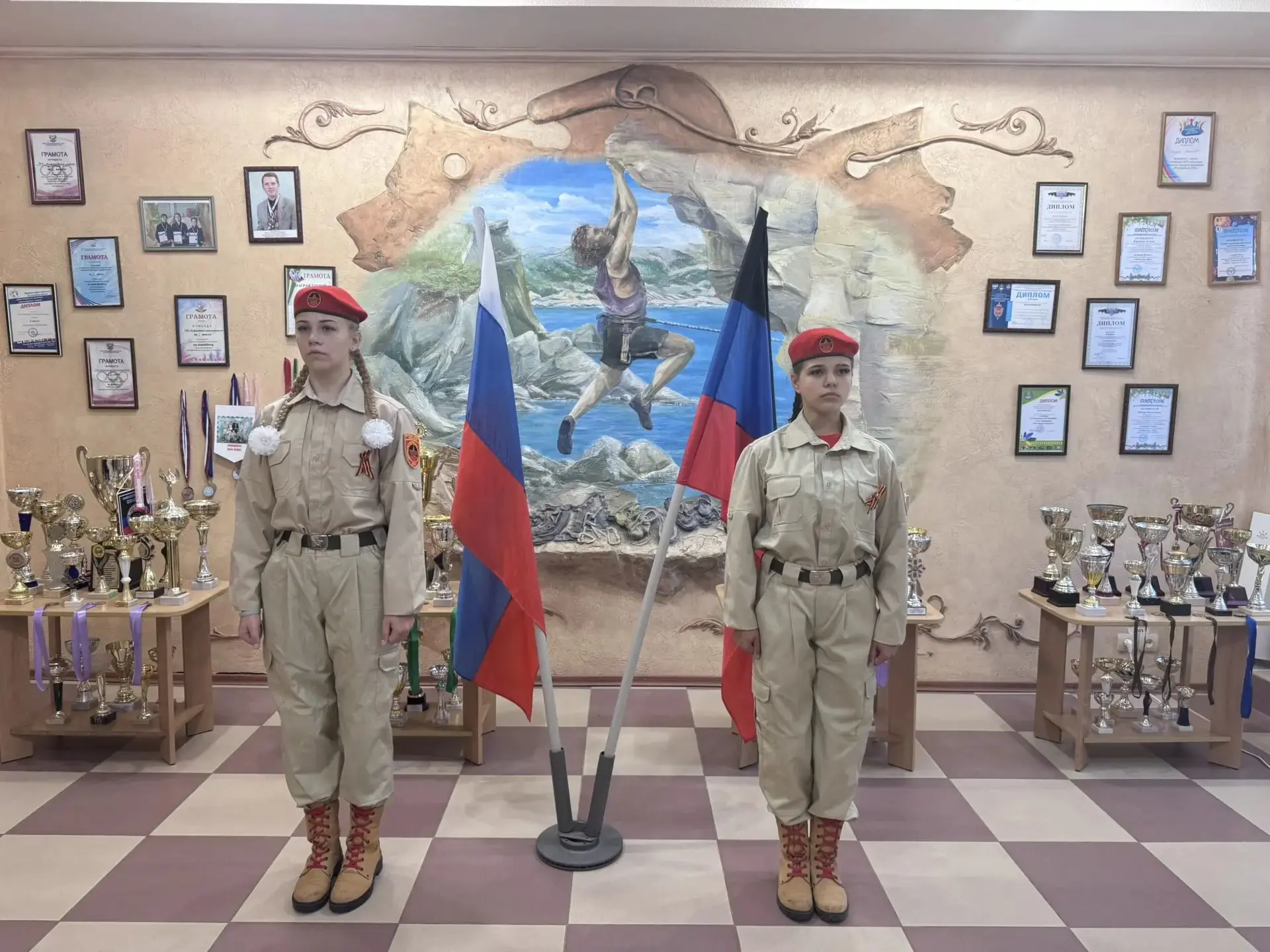 14 сентября ГБОУ "Амвросиевский детский дом "Росток" начался с еженедельной торжественн...