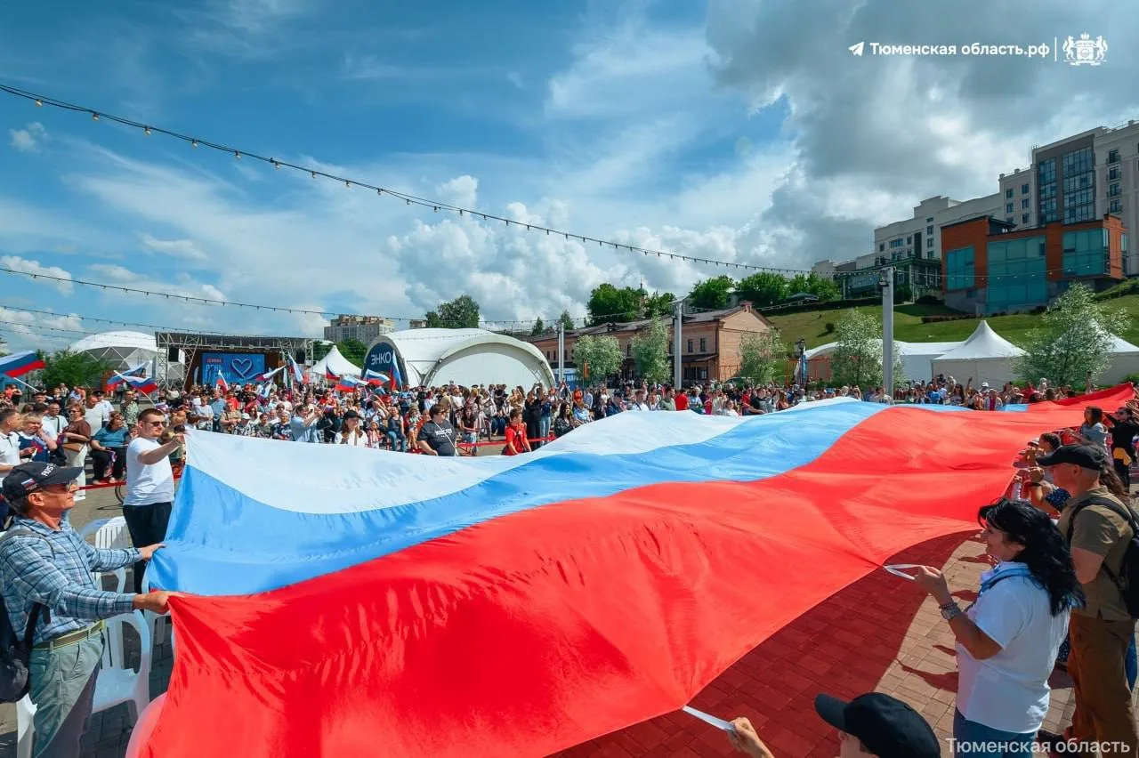 🇷🇺 В Тюмени развернули 30-метровый флаг России