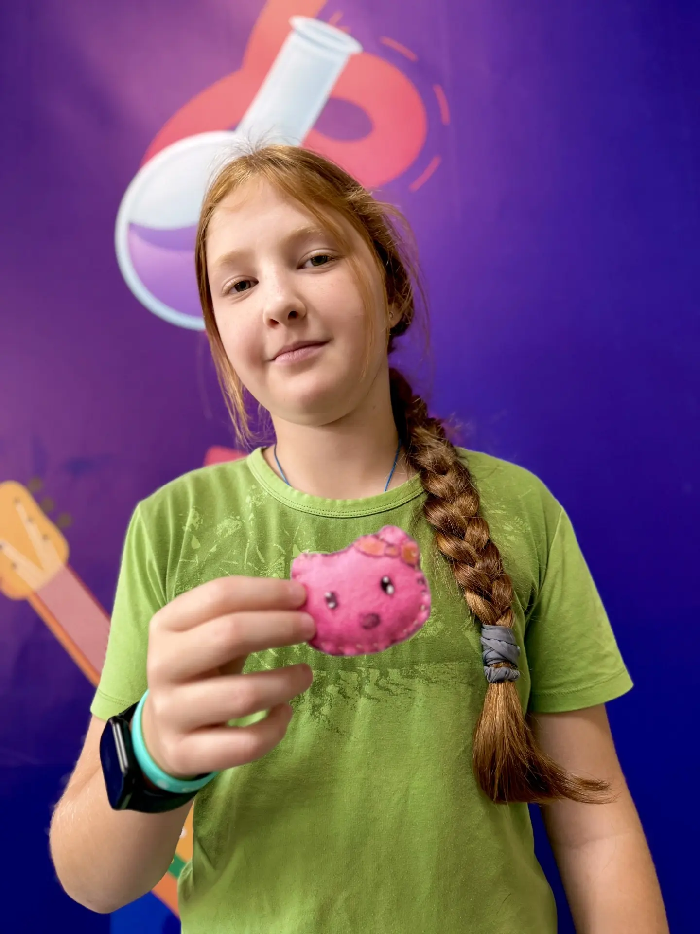 🧶🧵Каждый день в Солнцеграде проводятся рукодельные мастерские. Ребята усердно плетут ...
