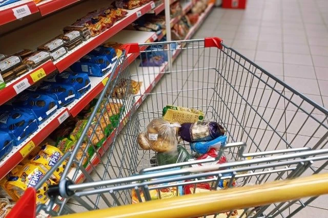 Продукты на 13 тысяч рублей вынесла из магазина Петрозаводска ранее судимая женщина  Полиция установ