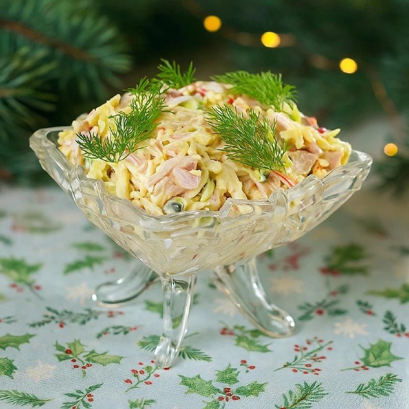 Честно, я не ожидала, что это будет так вкусно! 😍
Сочетание копчёного окорочка, крабовых палочек и 