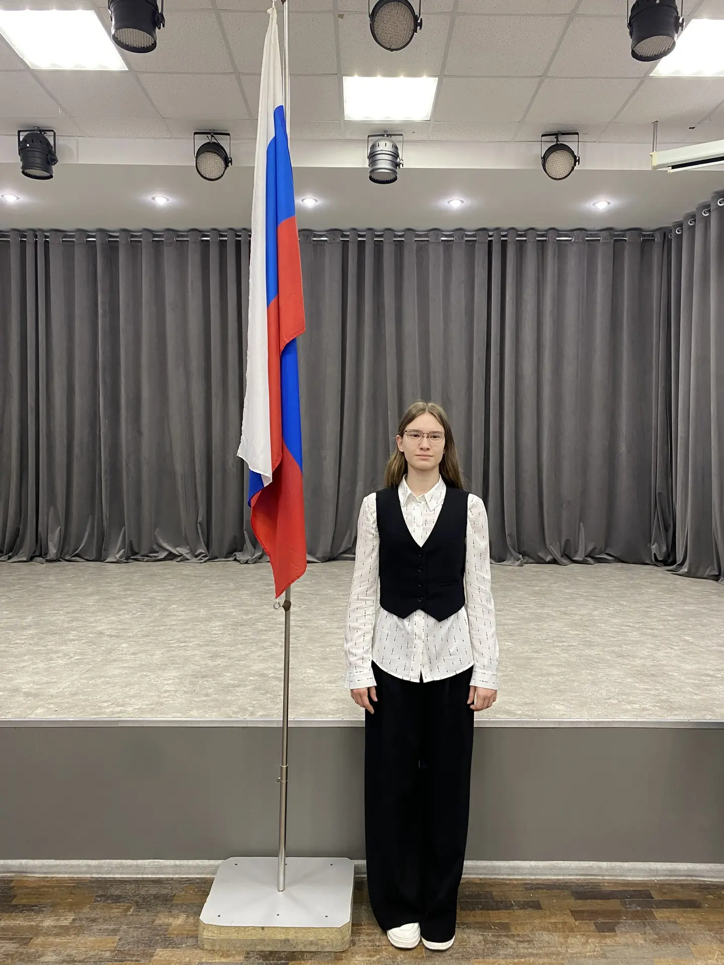 🇷🇺 Понедельник начинается с флага!  Обучающиеся 11 «А» класса торжественно открыли новую учебную нед