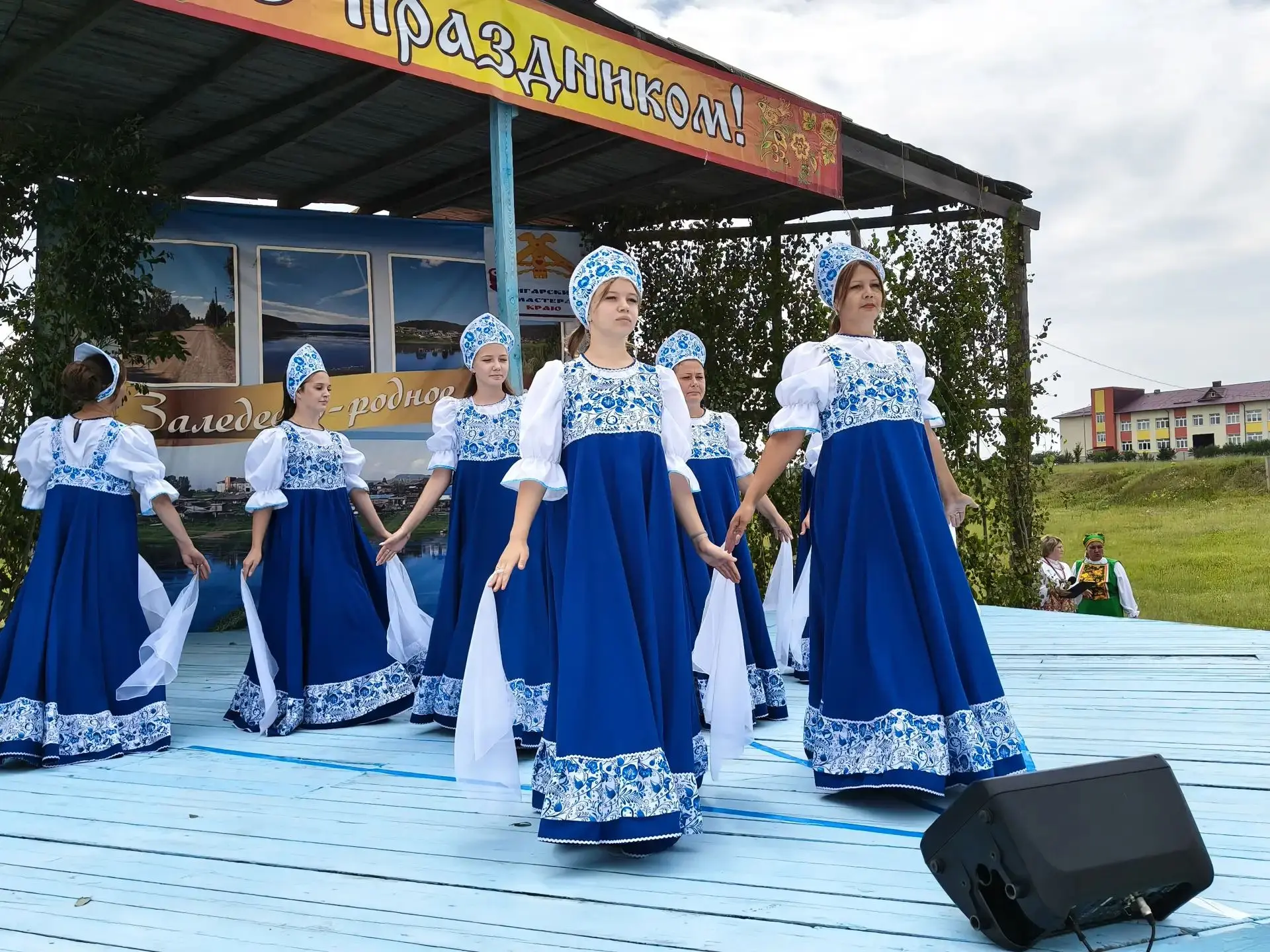 На празднике !