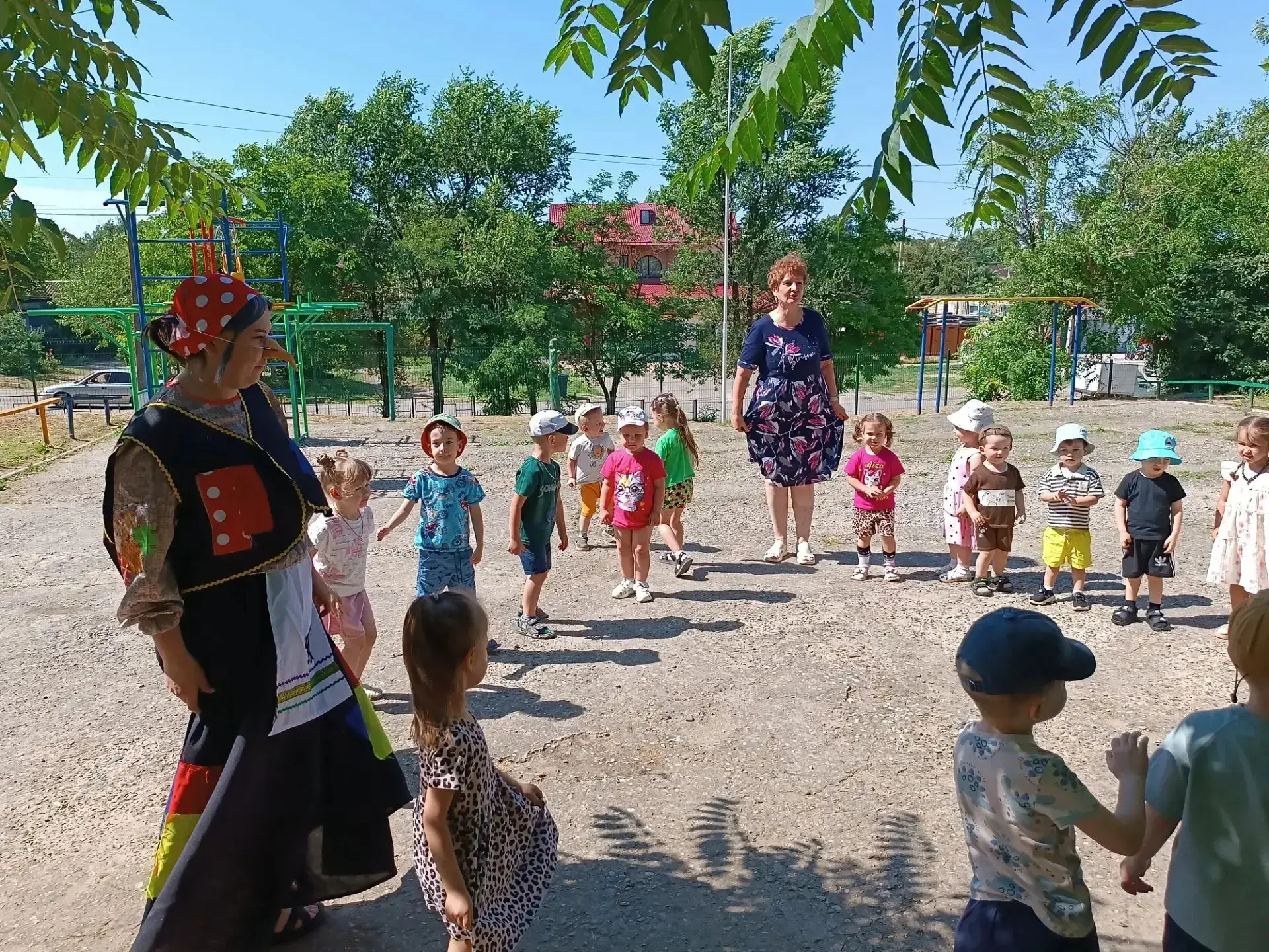 Сегодня к детям младшего и среднего возраста на развлечение "Играем вместе" прилетела Баба Яга. Но м