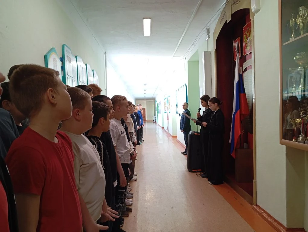 🇷🇺 18 мая 2026 года состоялась традиционная еженедельная школьная линейка! 🎒✨