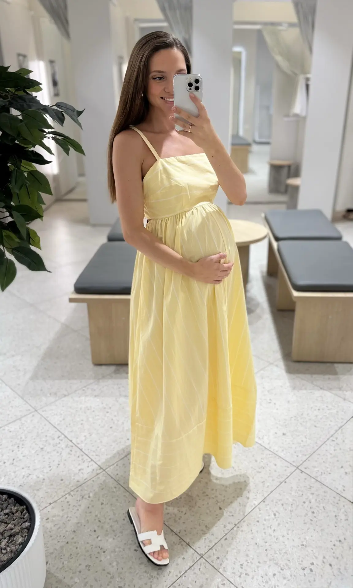Сделала для вас небольшую подборку из Zarina 🌼

Ссылки: 
- Желтое платье https://zarina.ru/catalog/