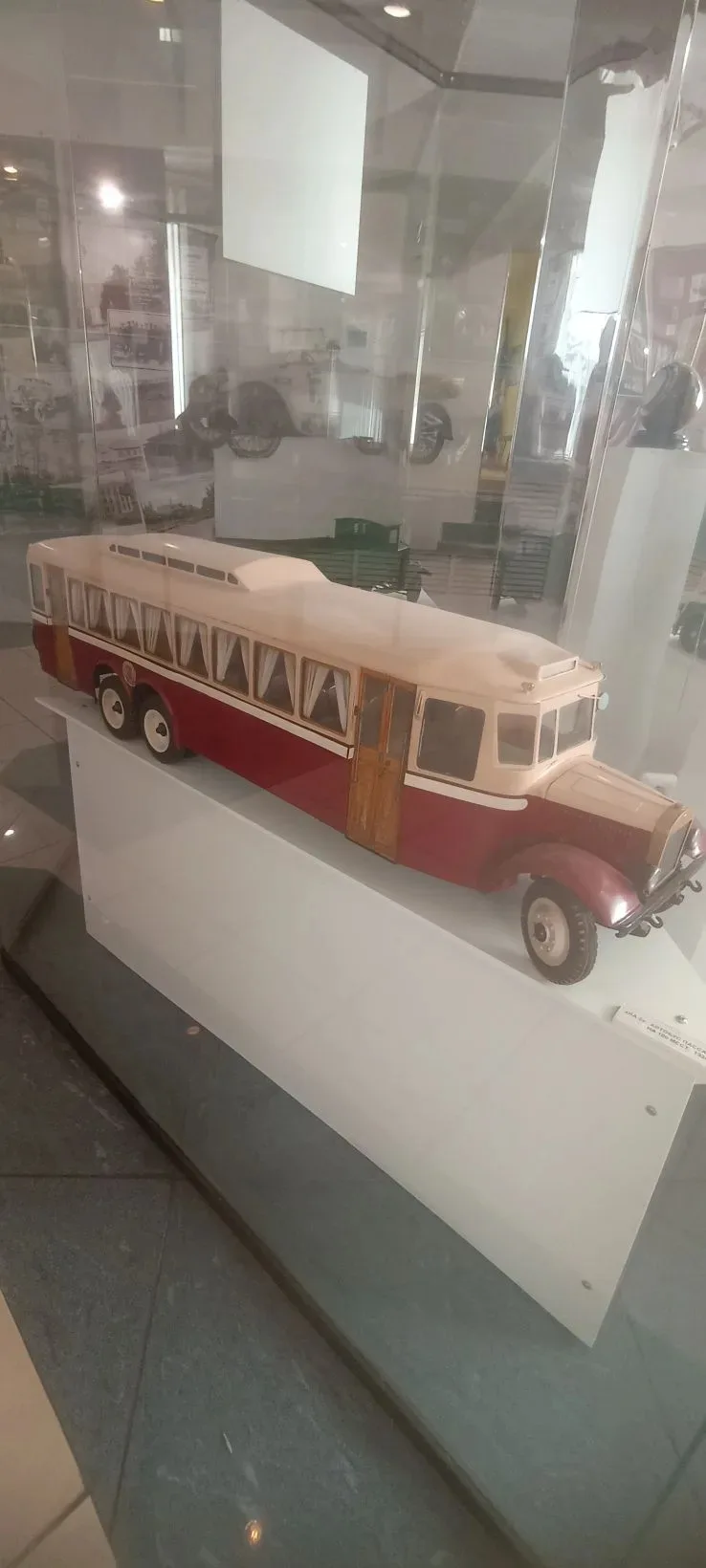 🚌 9В класс посетил музей Ярославского моторного завода! Узнали историю легендарного предприятия и со