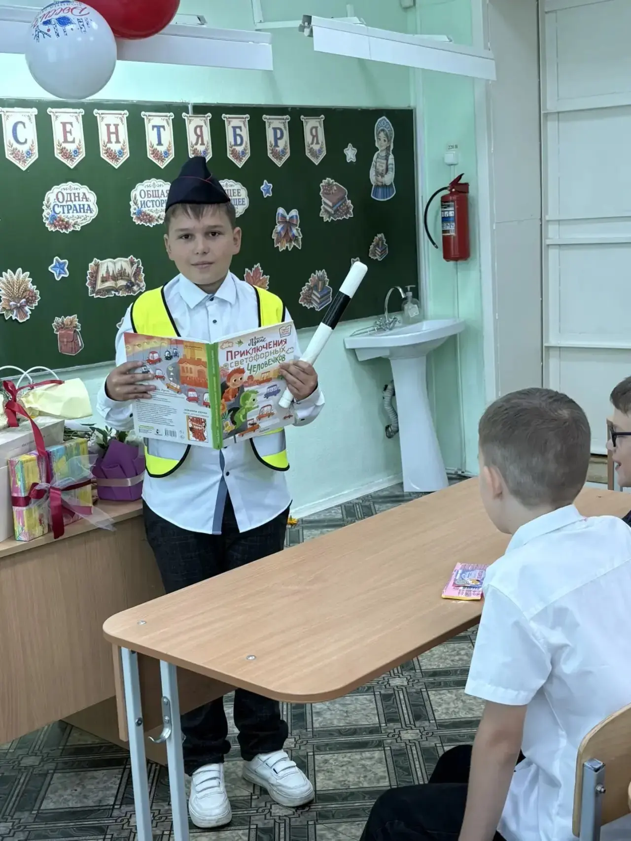 Школьный патруль спешит на помощь: как прошёл День знаний в 66-й школе