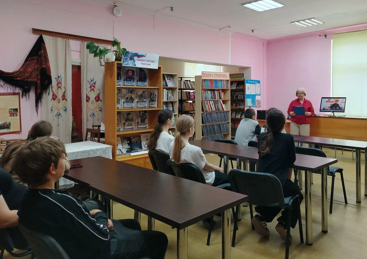 15 мая в библиотеке хутора Садового состоялась беседа на тему «В стране детского телефо...