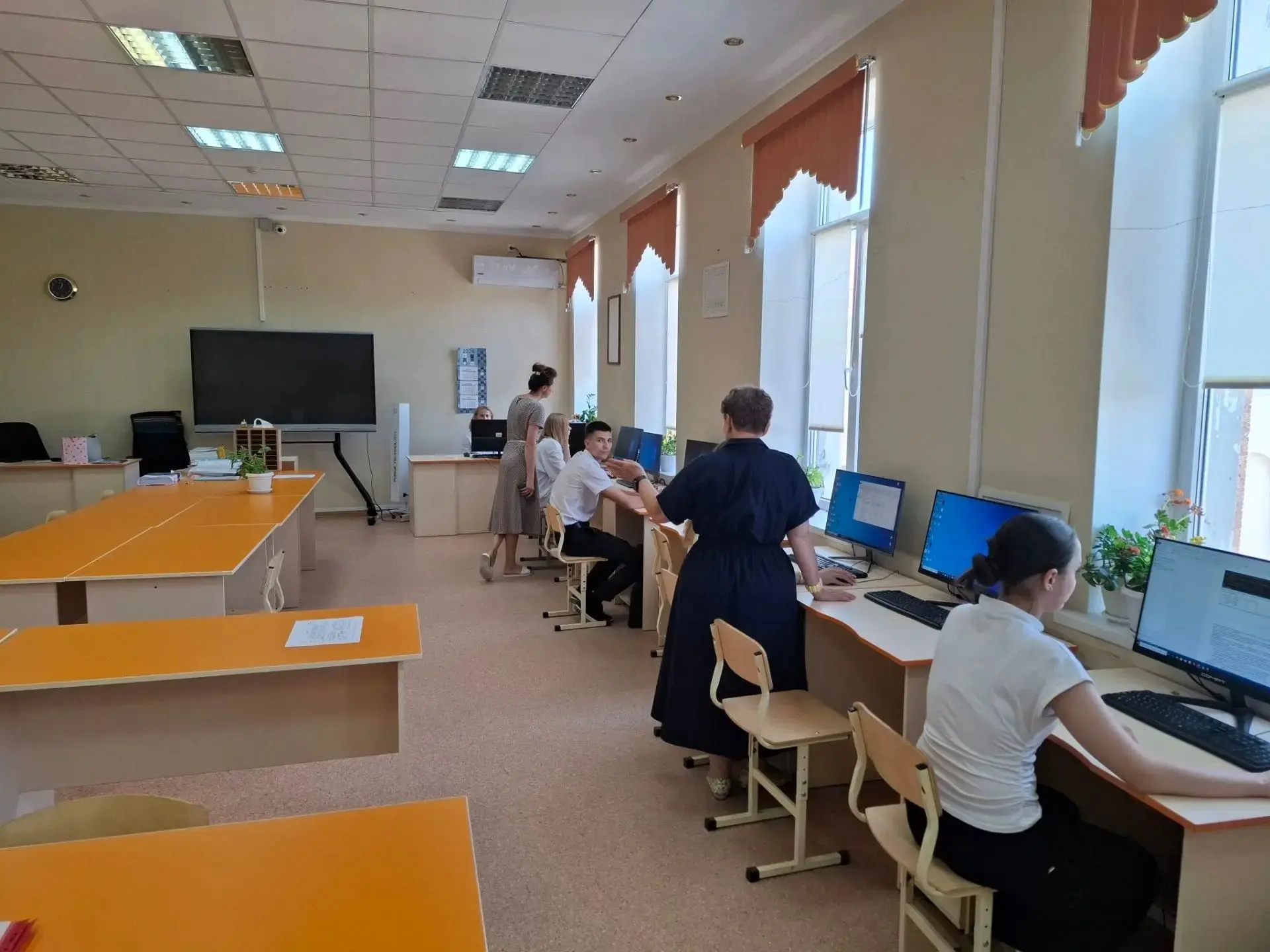 Студенты 3 курса Краснодарского монтажного техникума по направлению 38.02.03 — «Операционная деятель