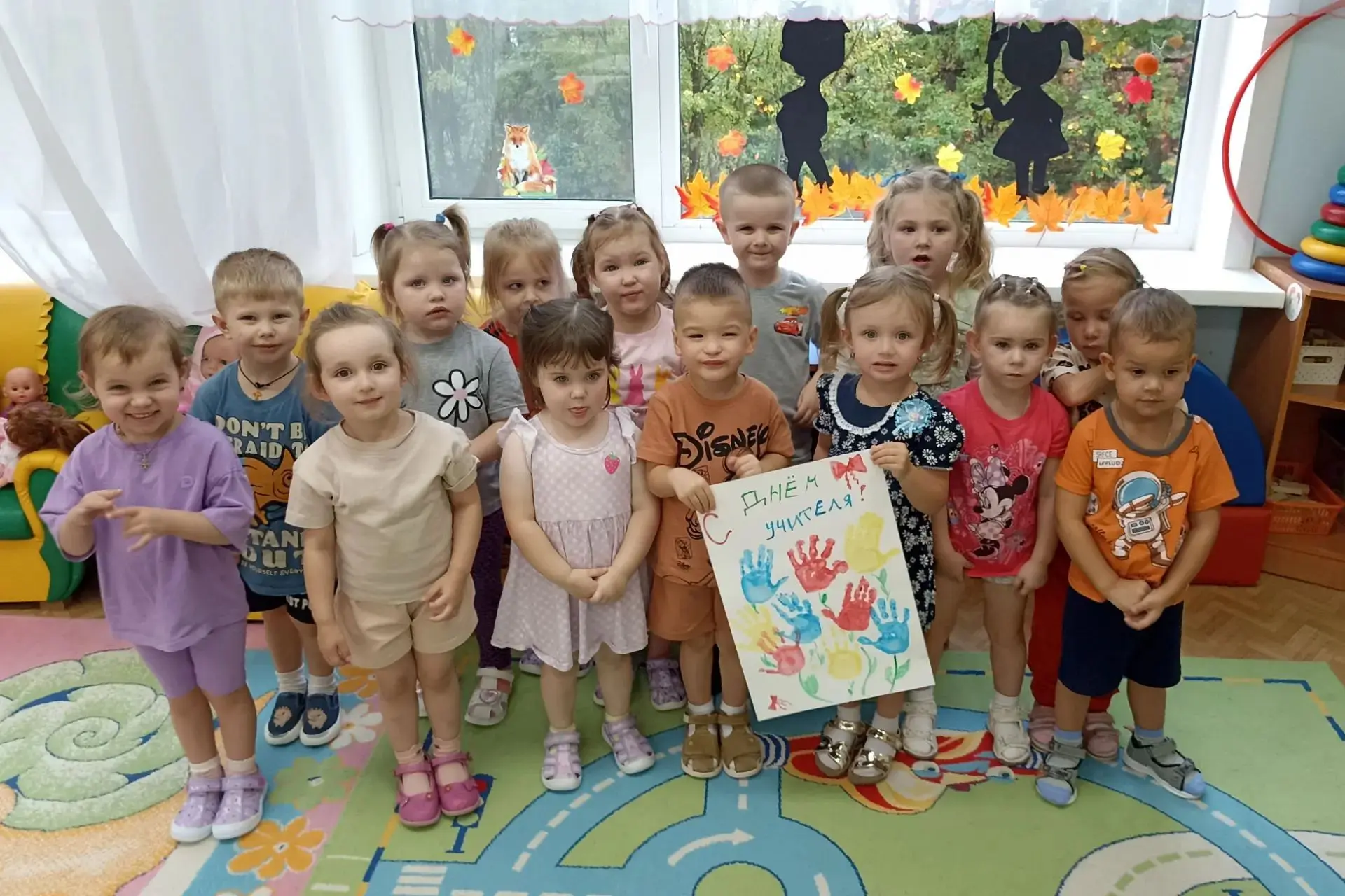 🌞 Ребята группы "Радуга" 🌈, сделали открытку своими руками, чтобы поздравить учителей...