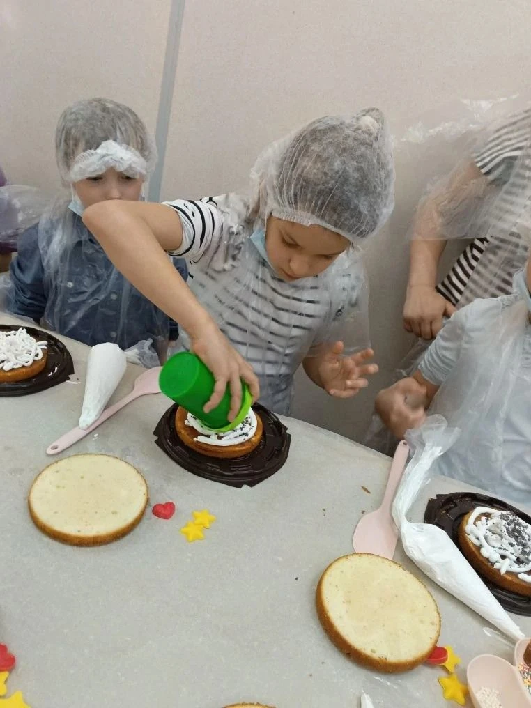 🍰✨ Сладкое приключение первоклассников! ✨🍰    Вчера учащиеся 1 «Г» класса отправились в настоящее сл