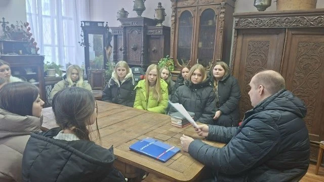 10 и 11 февраля студенты 1 А, 1 Б, 2 А и группы 2-6 посетили музейный урок. Директор Оп...