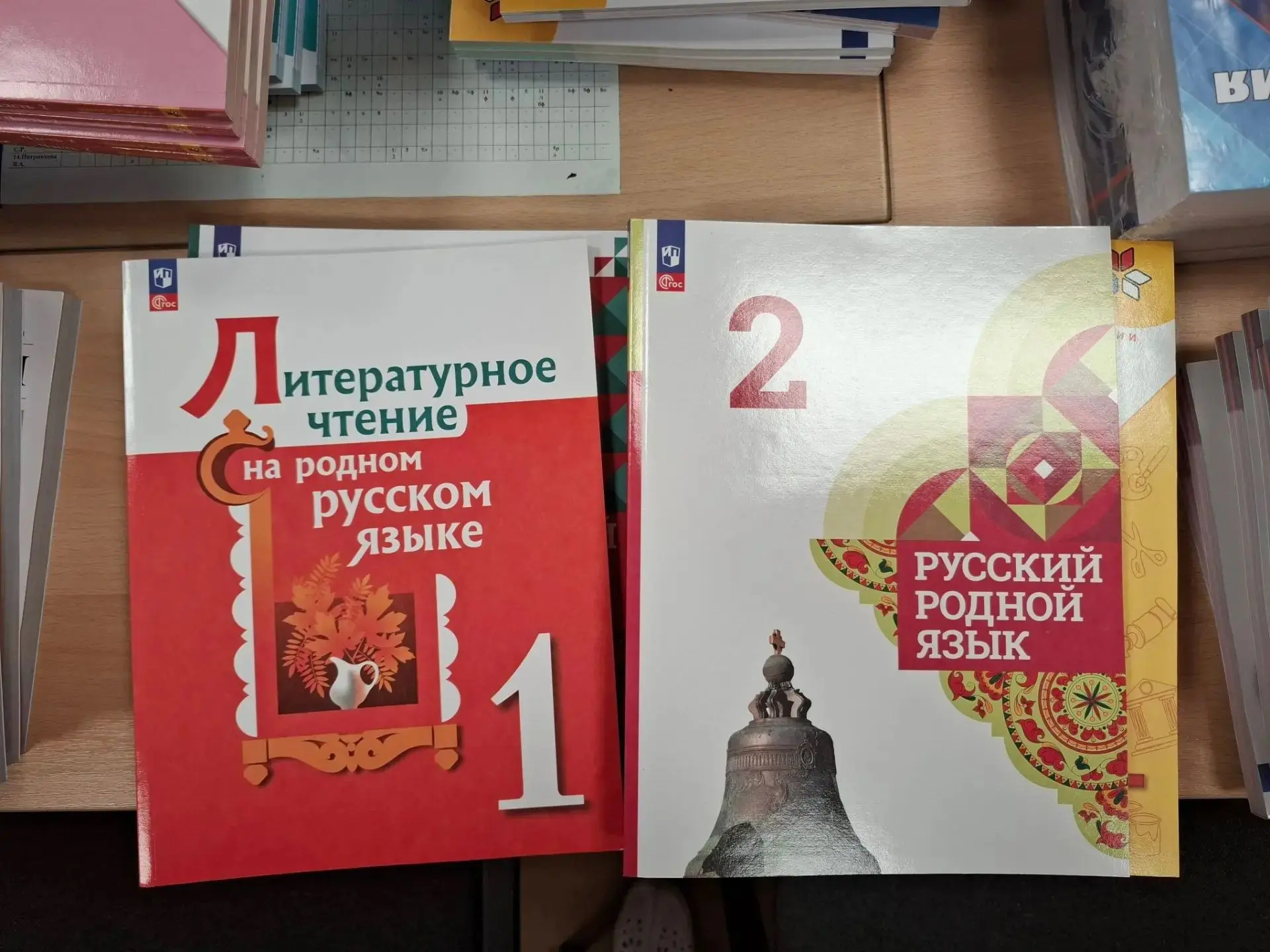 Хорошие новости: в школы начали поступать учебники к новому учебному году!