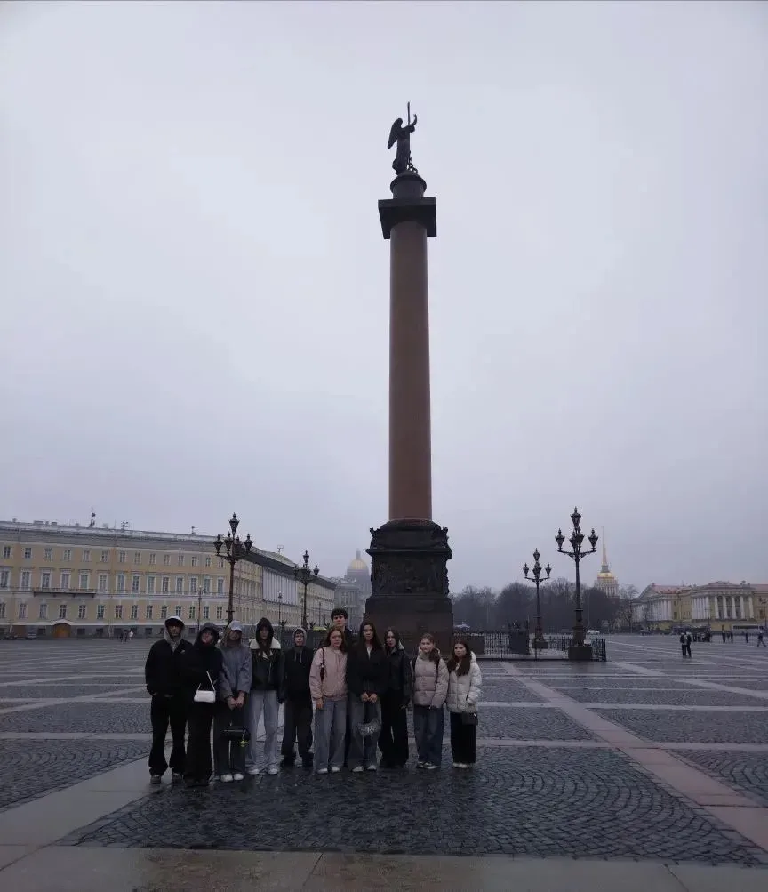 КАНИКУЛЫ С ПОЛЬЗОЙ   На весенних каникулах ученики 10А вместе с классным руководителем Беляевой В.В.