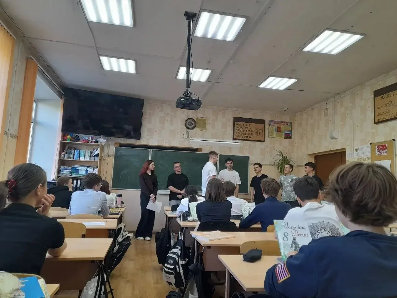 🚔 Разговор о серьёзном: выпускник школы — в роли наставника  В 8Б классе прошёл необычный урок на те